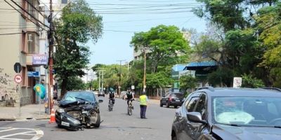  Batida forte deixa dois carros danificados no Centro Histórico de Porto Alegre    