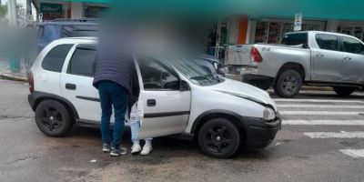 Colisão entre carro e caminhonete é registrada no centro de Camaquã