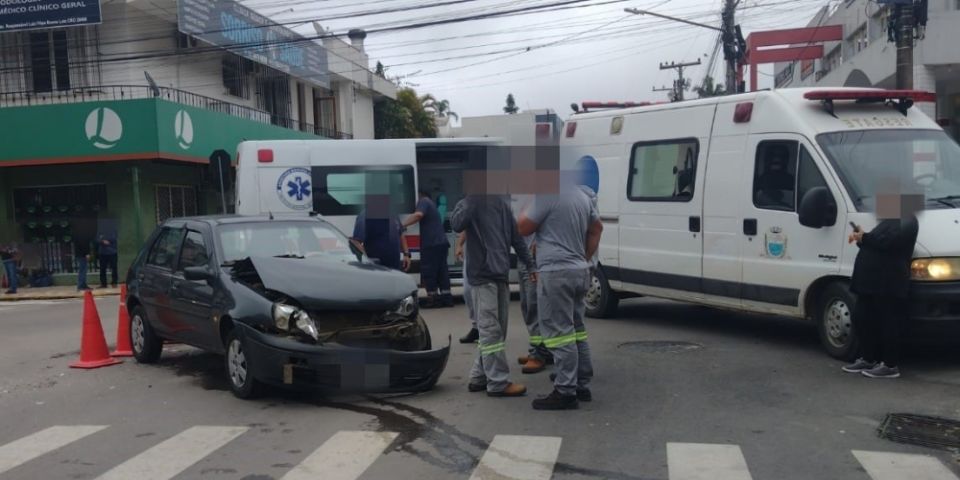 Acidente entre dois veículos deixa uma pessoa ferida no centro de Camaquã