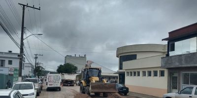 Obra interdita rua no centro de Camaquã na manhã desta terça (14)