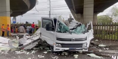 Caminhão que carregava carne cai de viaduto na BR-116   