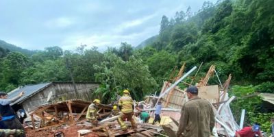 Casa fica soterrada após temporal e deixa dois mortos em Gramado