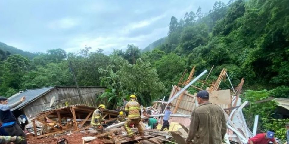 Casa fica soterrada após temporal e deixa dois mortos em Gramado
