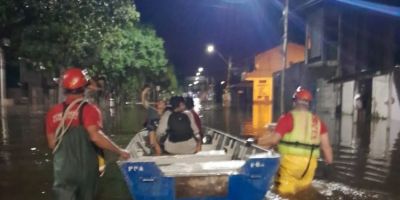 Equipes de resgate intensificam retirada de moradores das áreas alagadas em Eldorado do Sul