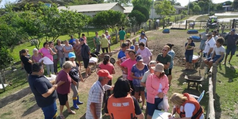 Cestas básicas são distribuídas para famílias da Ilha Santo Antônio em Camaquã