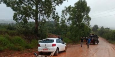 Colisão frontal entre carro e caminhão deixa uma pessoa morta e outra ferida no interior de Cristal