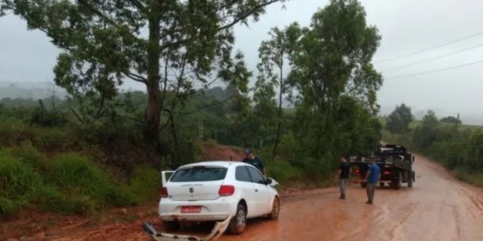 Colisão frontal entre carro e caminhão deixa uma pessoa morta e outra ferida no interior de Cristal