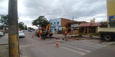 Empresa terceirizada realiza obras em vias do centro de Camaquã  