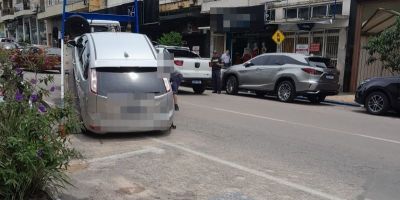 Carro é guinchado por estacionar em vaga de deficiente em Camaquã