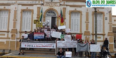 Comerciários protestam em frente à Câmara contra projeto que propõe abertura do comércio aos domingos em Camaquã