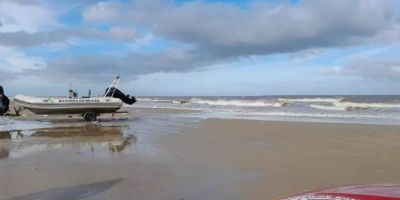 Bombeiros confirmam mortes após barco afundar na Praia do Cassino em Rio Grande   