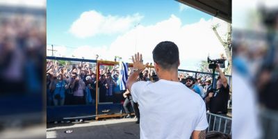 Luis Suárez se despede de torcedores gremistas no Aeroporto de Porto Alegre