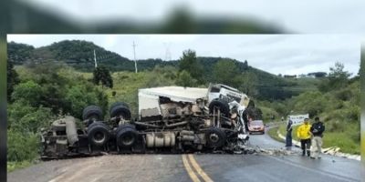 Dois caminhoneiros morrem em grave colisão entre caminhões em Santa Catarina