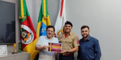 Bombeiros realizam entrega de certificado para a prefeitura de Camaquã     