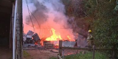 Incêndio destrói casa e deixa uma pessoa morta em Porto Alegre