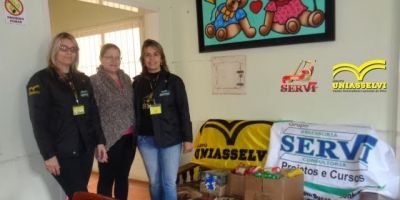 UNIASSELVI doa alimentos para a Casa Lar do Excepcional em Camaquã/RS