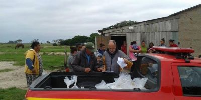 Defesa Civil de Camaquã entrega mais cestas básicas na Ilha Santa Antônio