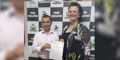 Artista responsável pelo “Papai Noel na Lomba” recebe homenagem da Câmara de Vereadores de Camaquã