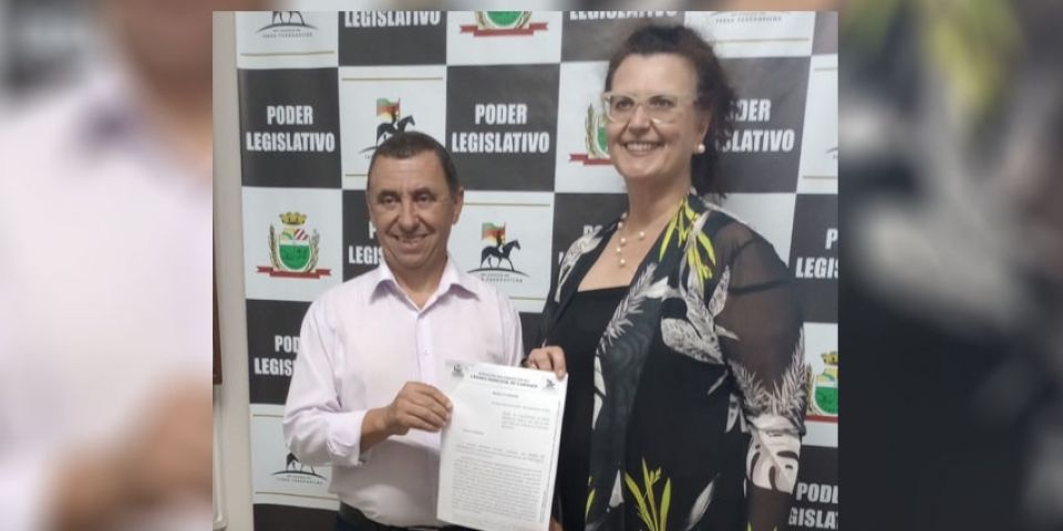 Artista responsável pelo “Papai Noel na Lomba” recebe homenagem da Câmara de Vereadores de Camaquã