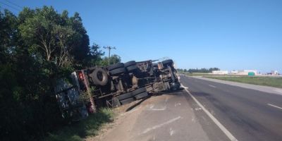 Caminhão tomba na BR-116 em Camaquã deixando motorista ferido