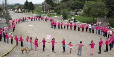 Cristal celebra a vida com a Caminhada do Abraço Rosa
