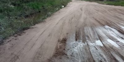 Moradora reclama de más condições da estrada da Costa Doce em Arambaré: 'Cada viagem é um prejuízo'