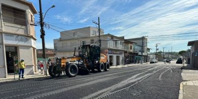 Seguem as obras de asfalto na Rua Luiza Maraninchi no centro de Camaquã