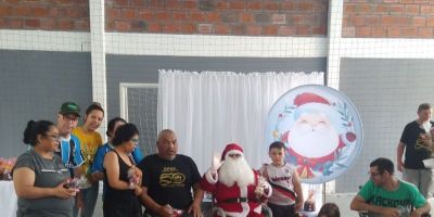 Com a presença da Mamãe Noel da Viégas, Apae Camaquã realiza festa de Natal