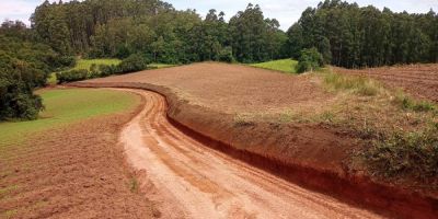 Estrada da Freguesia, no interior de Camaquã, recebe patrolamento     