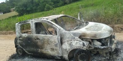 Carro fica completamente queimado no interior de Dom Feliciano