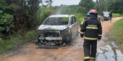 Veículo pega fogo e fica completamente destruído em Tapes