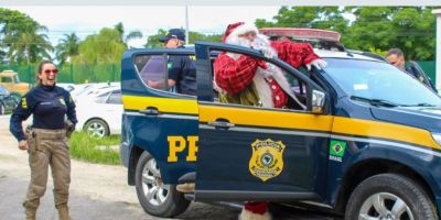 PRF faz entrega de presentes de Natal para crianças de Pelotas 