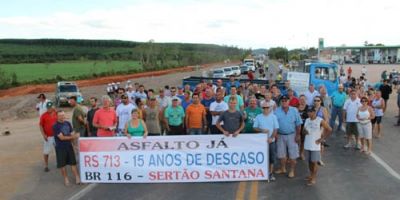 Manifestantes bloqueiam a BR-116, em Barra do Ribeiro