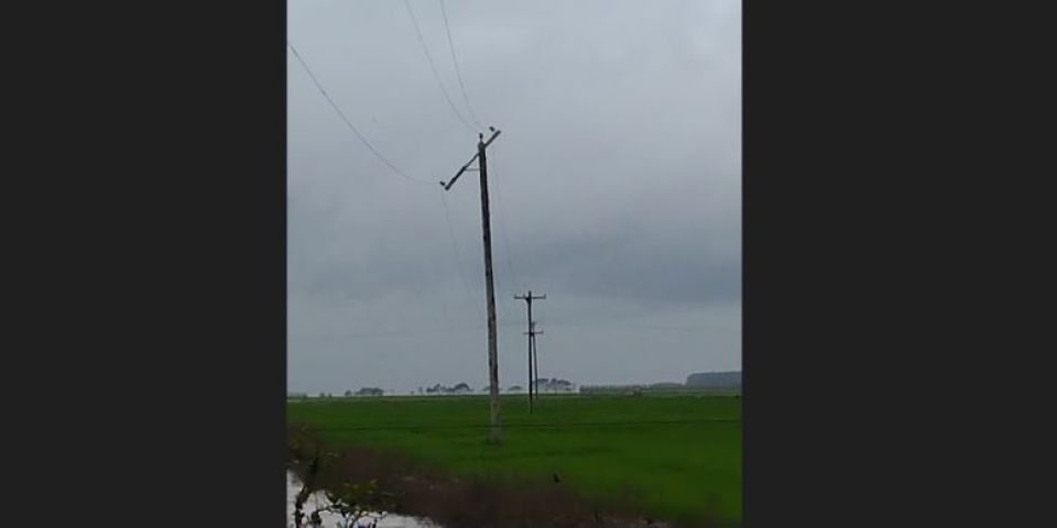 Problema em cruzeta de poste de luz afeta abastecimento no interior de Camaquã