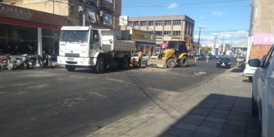 Corsan faz conserto em rede rompida no centro de Camaquã