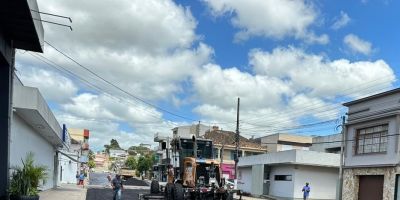 Continuam as obras de pavimentação asfáltica na Rua Luiza Maraninchi em Camaquã