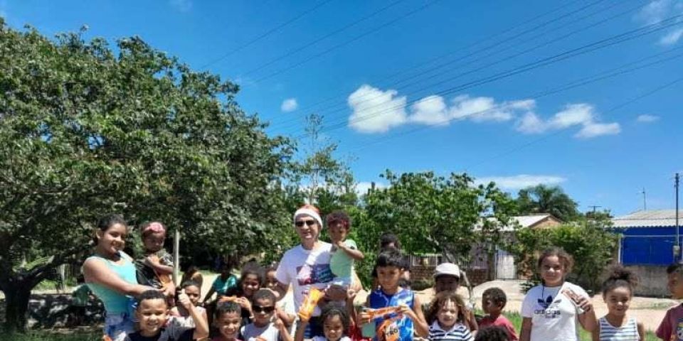 Projeto Esperança entrega doações de alimentos, roupas e materiais escolares para famílias durante Natal e Ano Novo em Camaquã