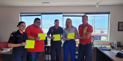 Corpo de Bombeiros Militar começa distribuição de 10 mil pulseiras para identificação de crianças nas praias do RS