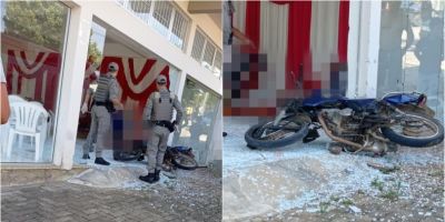 Motociclista fica ferido após bater contra fachada de vidro de igreja em Dom Feliciano