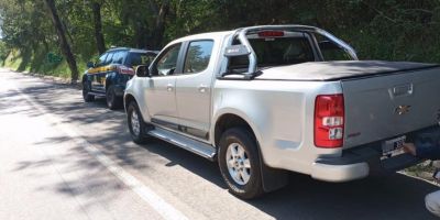 PRF apreende carro argentino com placas adulteradas com fita isolante em Minas do Leão