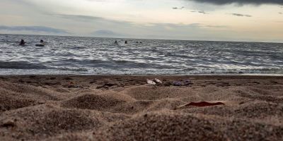 Menino é salvo após ter seu colchão inflável levado pelo vento na praia de Arambaré