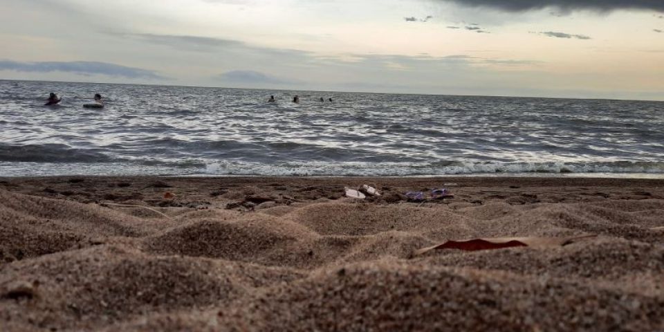 Menino é salvo após ter seu colchão inflável levado pelo vento na praia de Arambaré