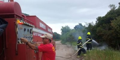 Bombeiros combatem incêndio florestal em Arambaré