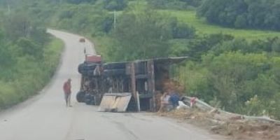 Carreta carregada de fumo tomba na ERS-350 em Chuvisca