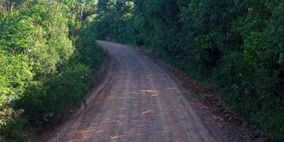 Patrolamento e encascalhamento são realizados na Estrada da Figueira Marcada no interior de Camaquã