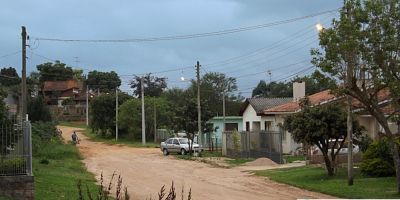 Lâmpadas de postes permanecem acessas durante o dia em Camaquã
