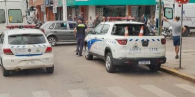 Acidente entre carro e moto deixa motociclista ferido no centro de Camaquã  