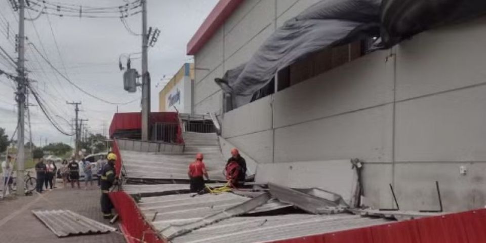 Pessoa morre após marquise de supermercado ceder no RS 