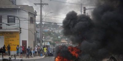 Moradores de Porto Alegre fazem protestos contra falta de luz e água  