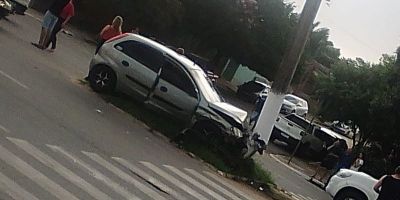 Motorista bate com carro em poste de luz após ter sua frente cortada em Camaquã